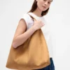 Bolso tote holgado de ante vegano
