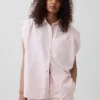 Camisa de denim ultrasuave con hombros anchos GAP × Hfr, de la colección de Nicole Benefield