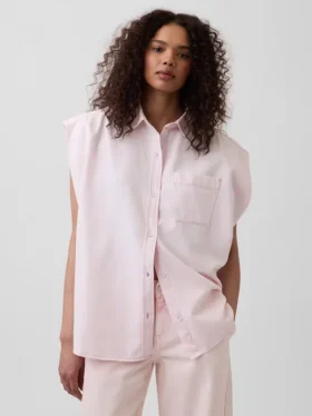 Camisa de denim ultrasuave con hombros anchos GAP × Hfr, de la colección de Nicole Benefield