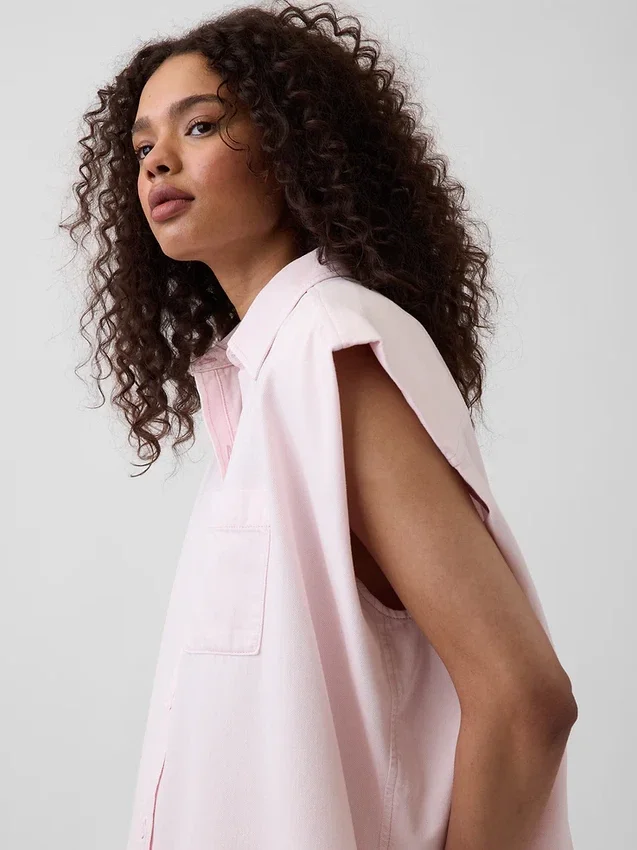 Camisa de denim ultrasuave con hombros anchos GAP × Hfr, de la colección de Nicole Benefield
