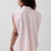Camisa de denim ultrasuave con hombros anchos GAP × Hfr, de la colección de Nicole Benefield