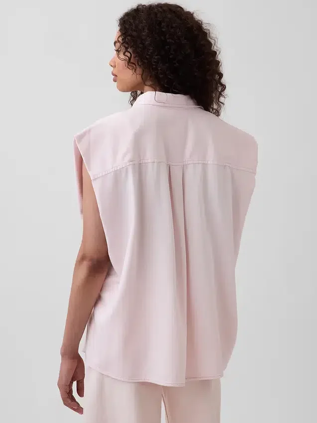 Camisa de denim ultrasuave con hombros anchos GAP × Hfr, de la colección de Nicole Benefield