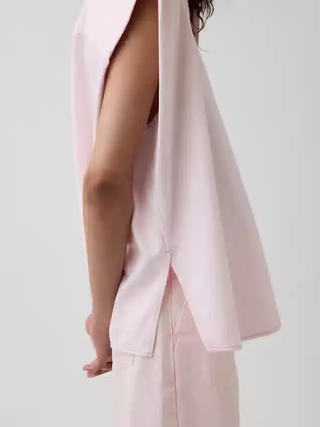 Camisa de denim ultrasuave con hombros anchos GAP × Hfr, de la colección de Nicole Benefield