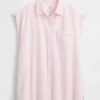 Camisa de denim ultrasuave con hombros anchos GAP × Hfr, de la colección de Nicole Benefield