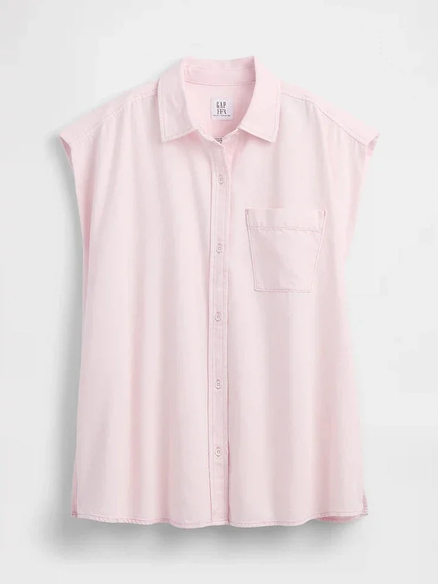 Camisa de denim ultrasuave con hombros anchos GAP × Hfr, de la colección de Nicole Benefield
