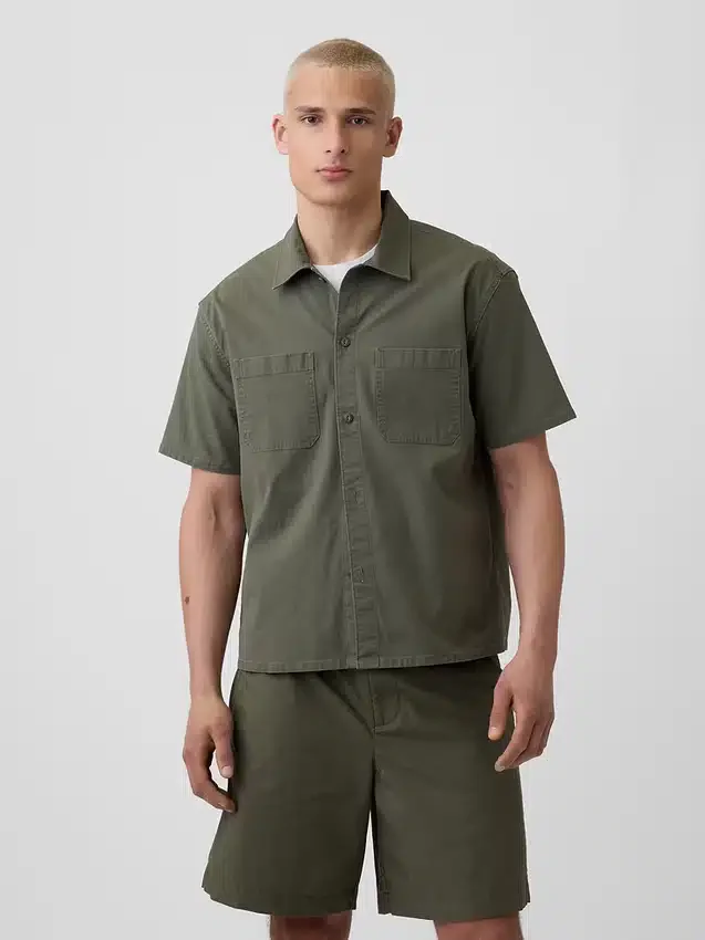 Camisa utilitaria de corte holgado y bajo recto