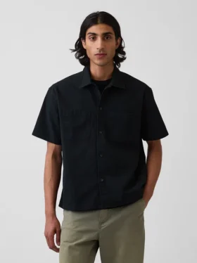 Camisa utilitaria de corte holgado y bajo recto