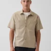 Camisa utilitaria de corte holgado y bajo recto