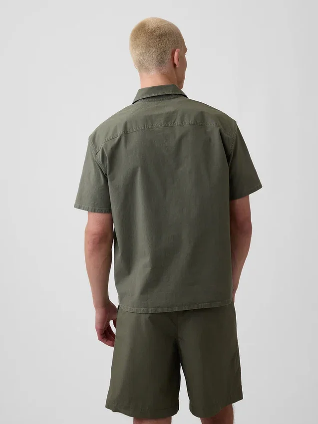 Camisa utilitaria de corte holgado y bajo recto