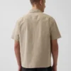 Camisa utilitaria de corte holgado y bajo recto