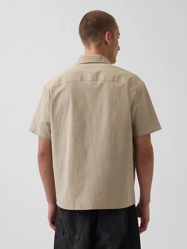 Camisa utilitaria de corte holgado y bajo recto