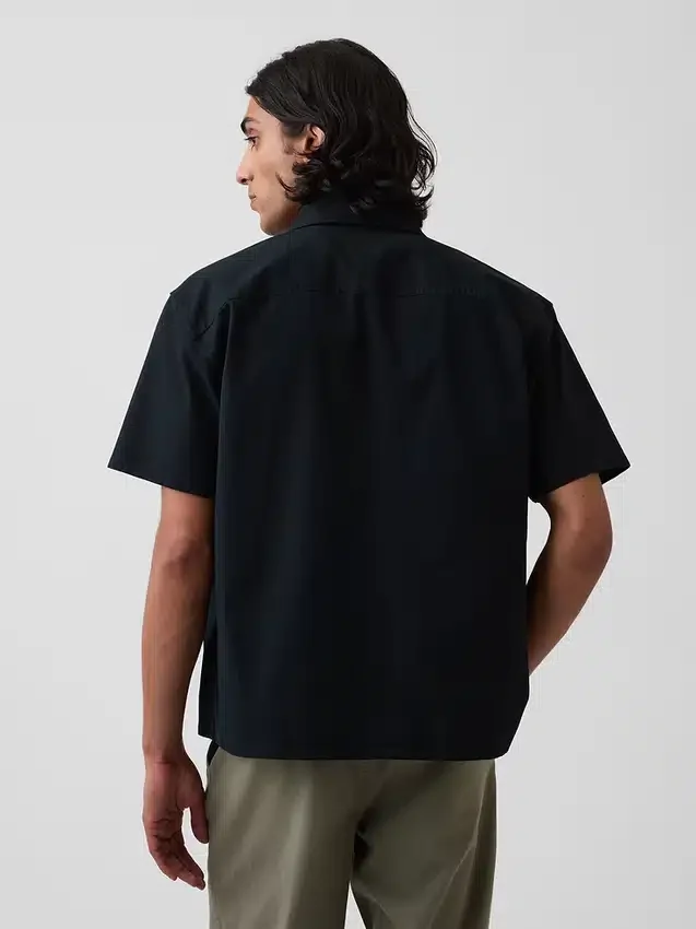 Camisa utilitaria de corte holgado y bajo recto