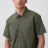 Camisa utilitaria de corte holgado y bajo recto