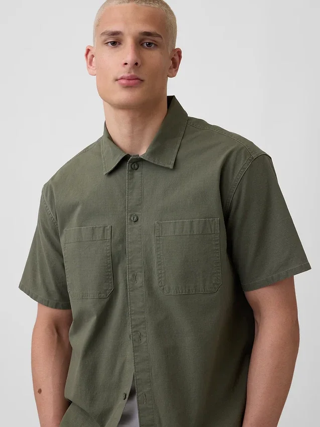 Camisa utilitaria de corte holgado y bajo recto