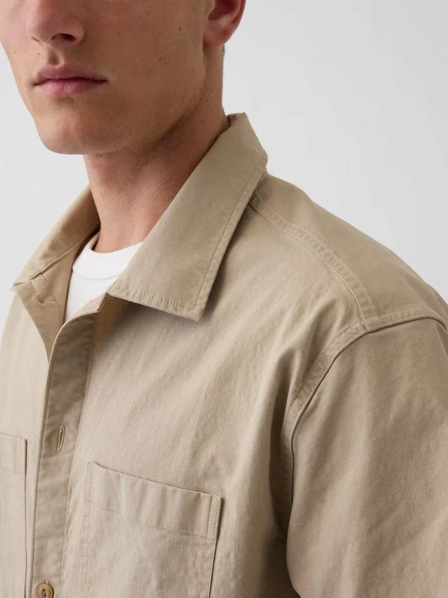 Camisa utilitaria de corte holgado y bajo recto