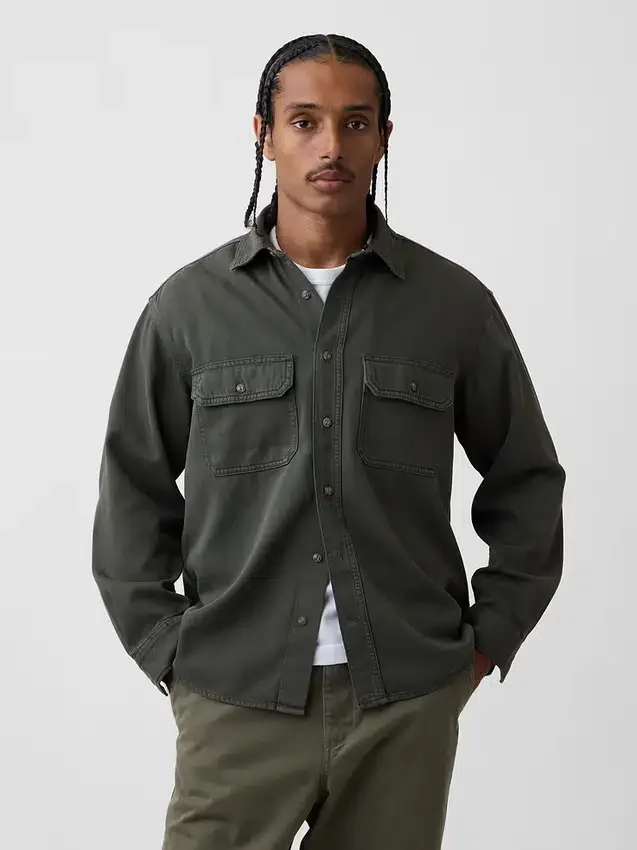Camisa utilitaria de denim ultrasuave de corte holgado