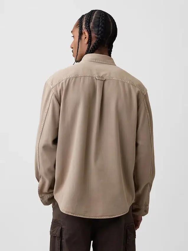 Camisa utilitaria de denim ultrasuave de corte holgado