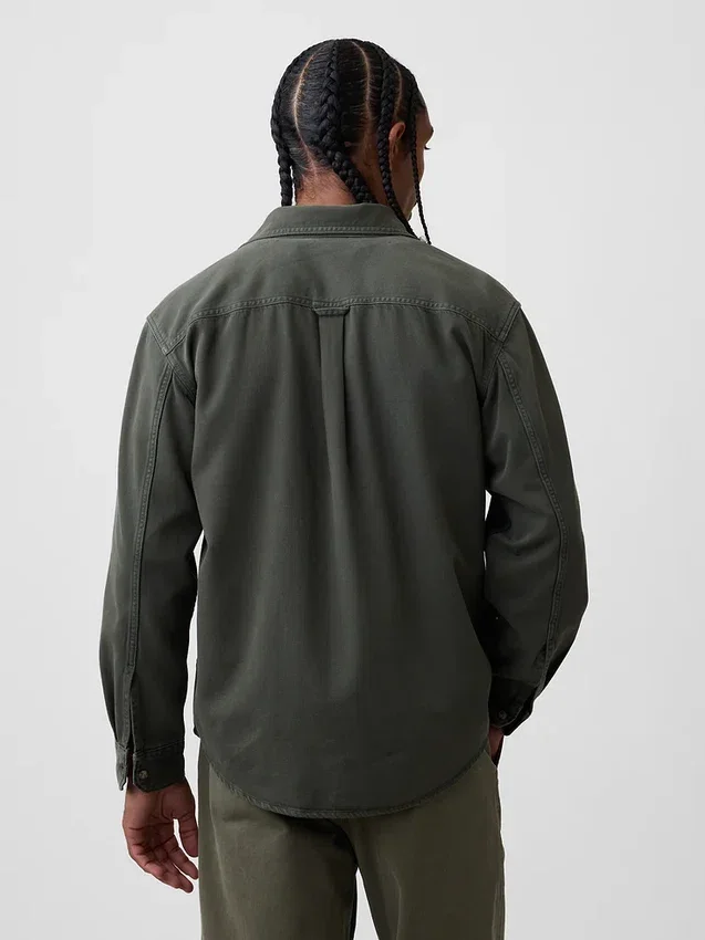Camisa utilitaria de denim ultrasuave de corte holgado