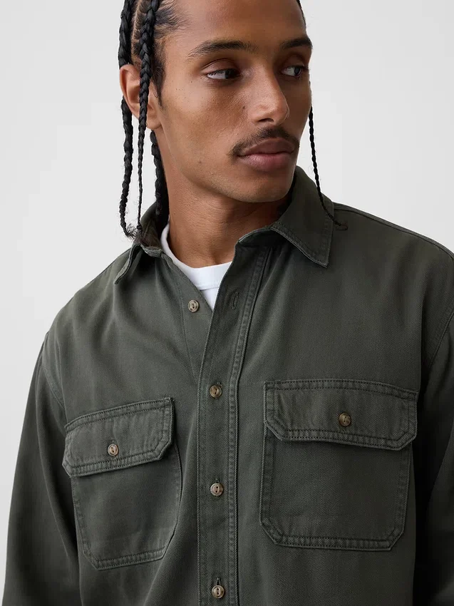 Camisa utilitaria de denim ultrasuave de corte holgado