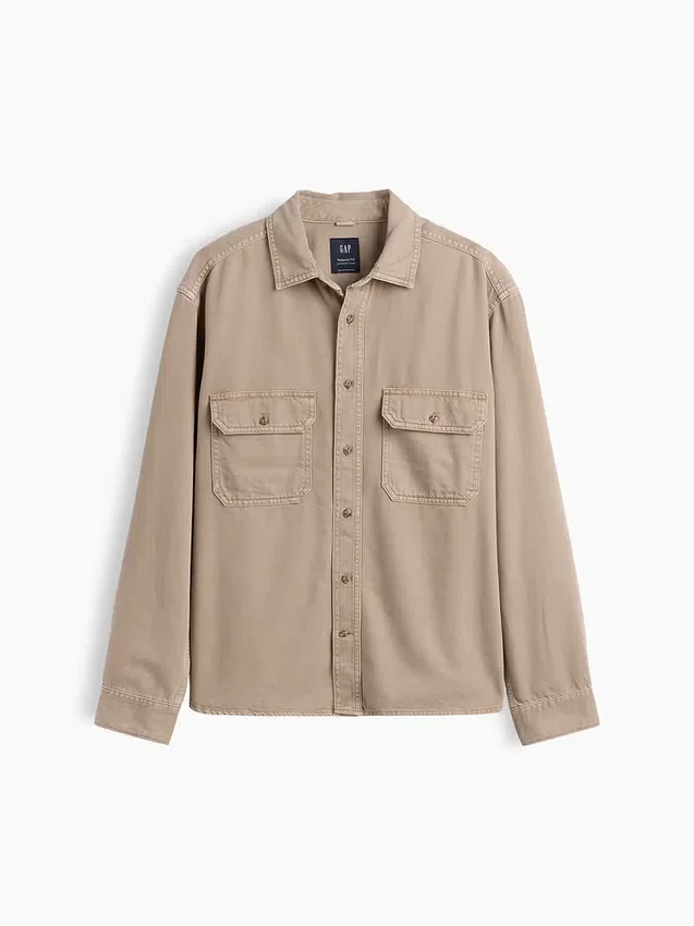 Camisa utilitaria de denim ultrasuave de corte holgado