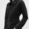 Camisa vaquera con costuras ajustadas