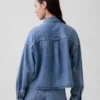 Camisas oversize de denim ultrasuave con bajo recto y corte corto