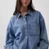 Camisas oversize de denim ultrasuave con bajo recto y corte corto
