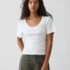 Camiseta con cuello redondo acampanado