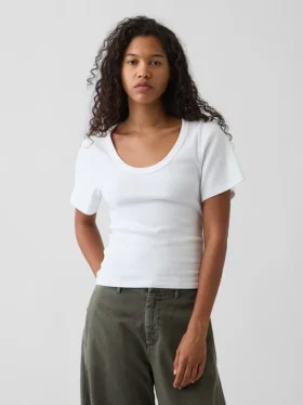 Camiseta con cuello redondo acampanado