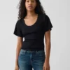 Camiseta con cuello redondo acampanado