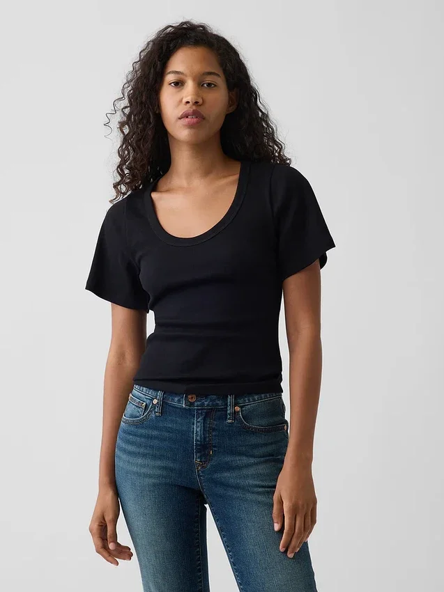 Camiseta con cuello redondo acampanado