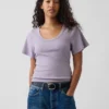 Camiseta con cuello redondo acampanado