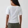 Camiseta con cuello redondo acampanado