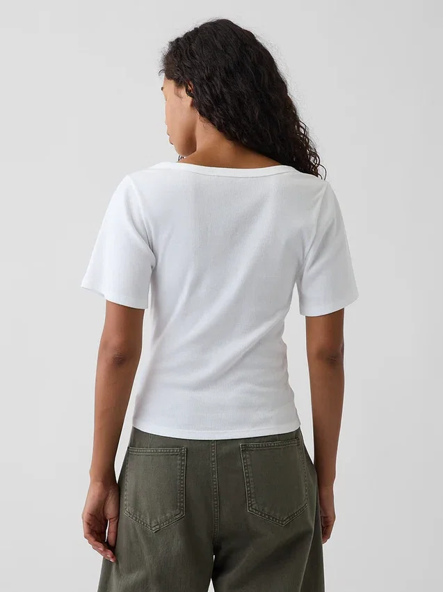 Camiseta con cuello redondo acampanado