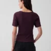Camiseta con cuello redondo acampanado