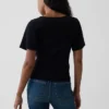 Camiseta con cuello redondo acampanado