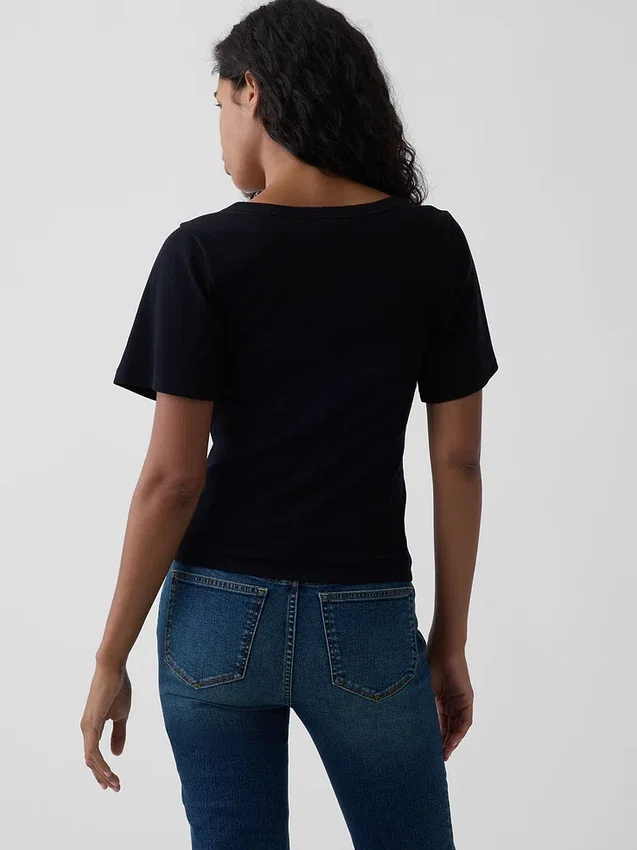 Camiseta con cuello redondo acampanado