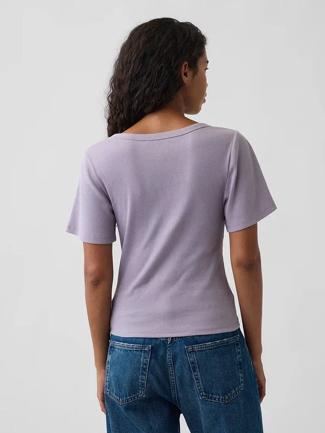 Camiseta con cuello redondo acampanado