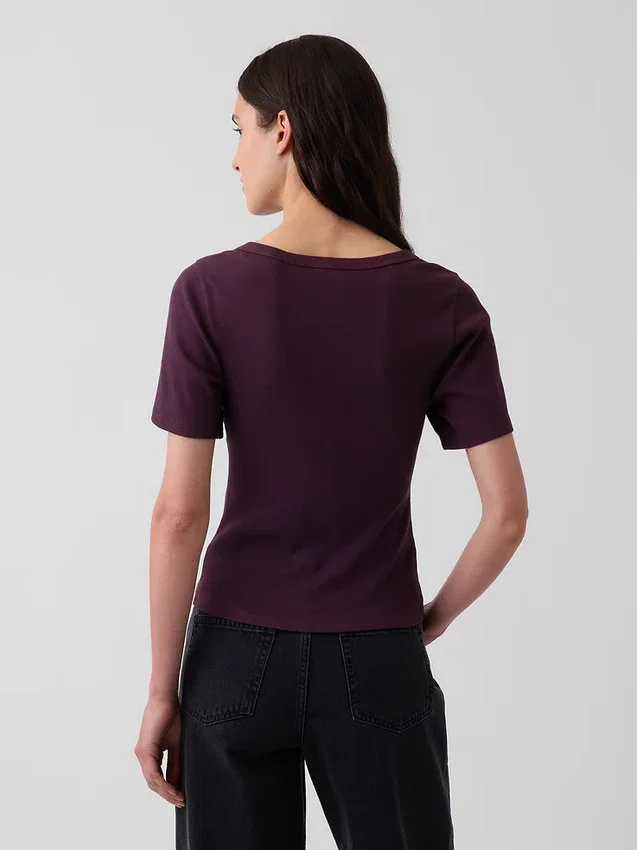 Camiseta con cuello redondo acampanado