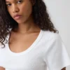 Camiseta con cuello redondo acampanado