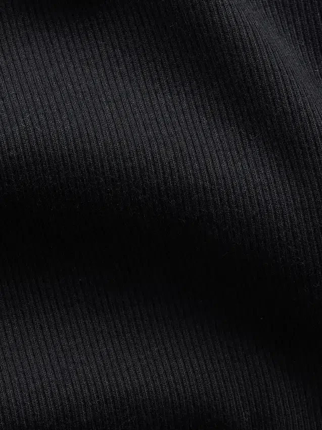 Camiseta con cuello redondo acampanado