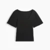 Camiseta con cuello redondo acampanado