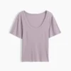 Camiseta con cuello redondo acampanado