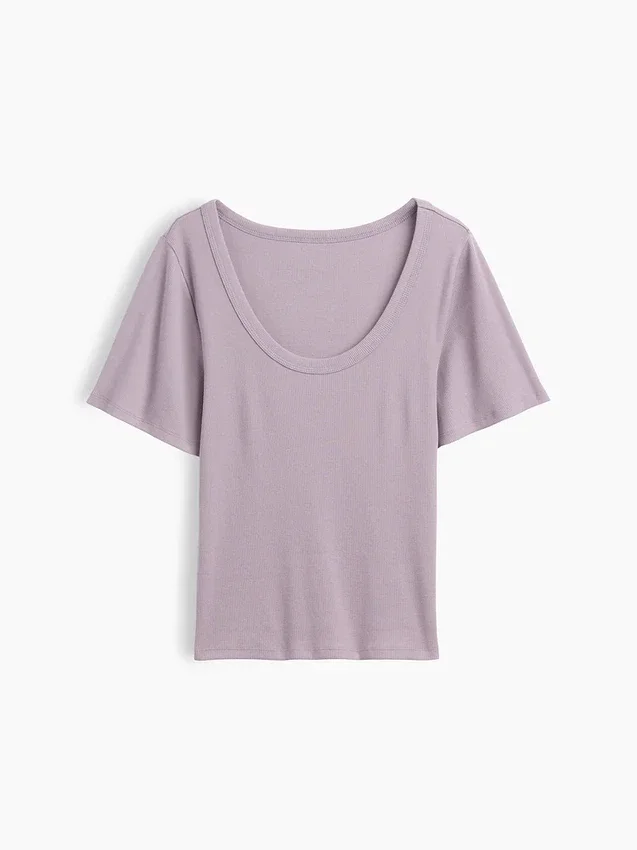 Camiseta con cuello redondo acampanado