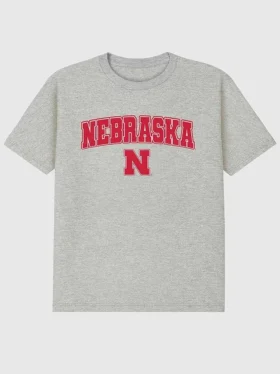 Camiseta con el Arch Logo de la Universidad de Nebraska en color oscuro