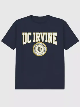 Camiseta con el escudo universitario de la Universidad de California en Irvine