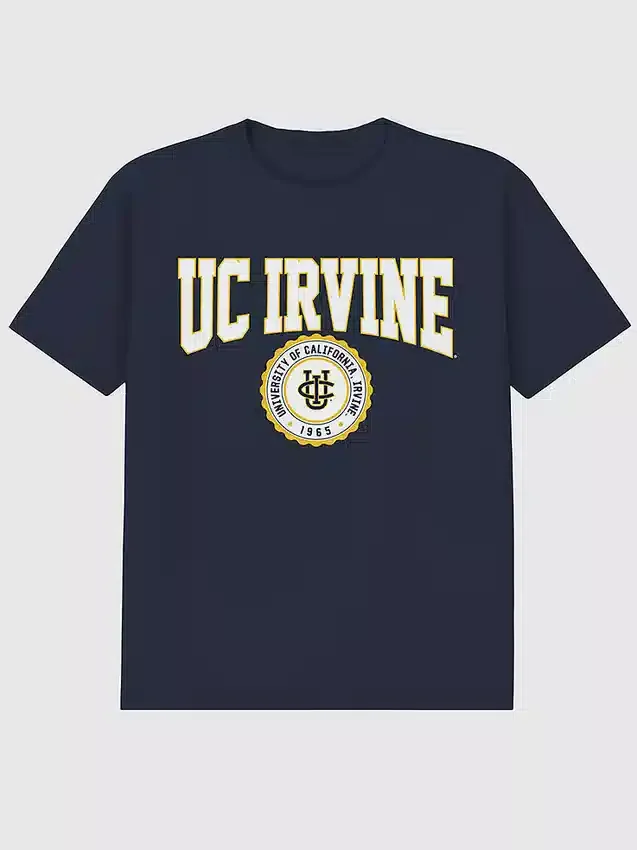 Camiseta con el escudo universitario de la Universidad de California en Irvine