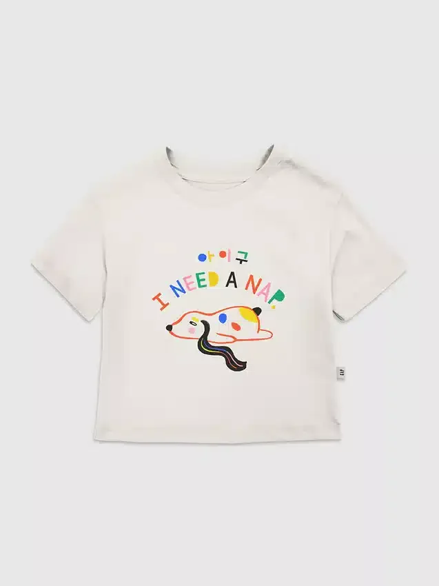 Camiseta con estampado de cachorro dormido para niños pequeños