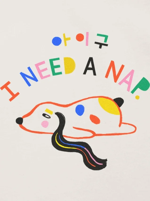 Camiseta con estampado de cachorro dormido para niños pequeños