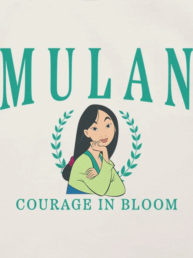 Camiseta con estampado de Mulán estilo universitario para niños pequeños